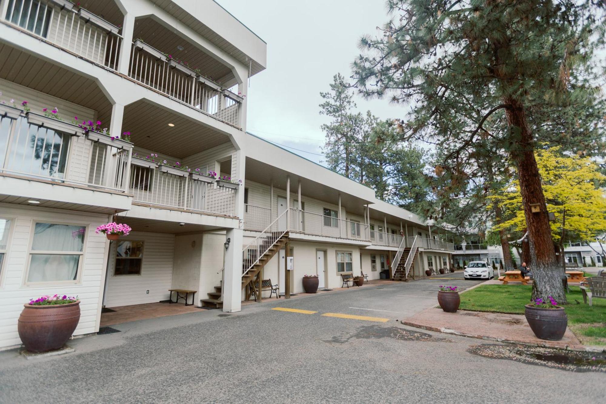 Beachside Motel 2*